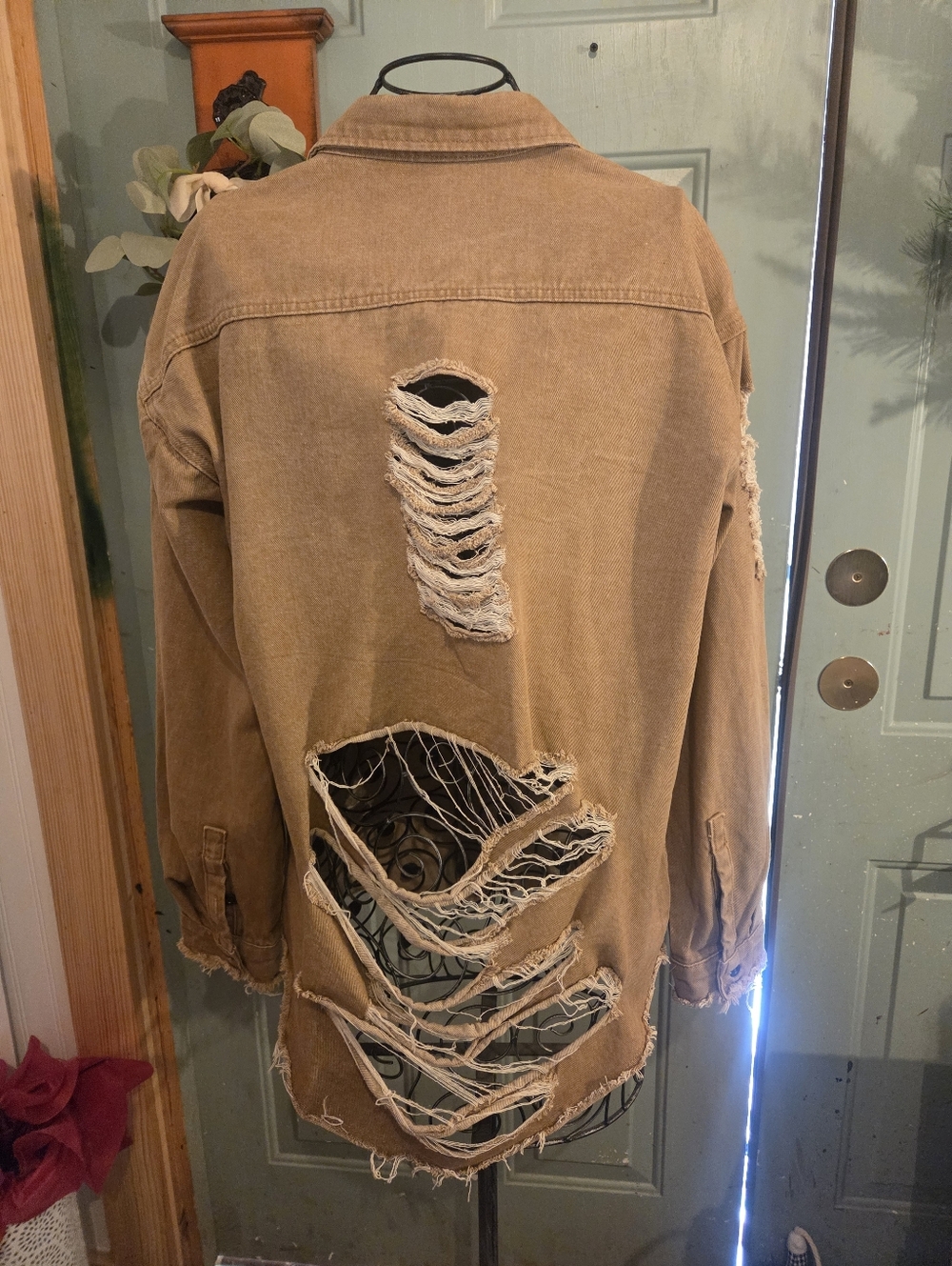 Manfinity Roughcore Men's Ripped, Frayed Denim Shirt - Picture 4 of 4